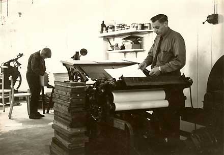 foto uit ongeveer 1956. Johan Klaassen met Johannesberger drukpers