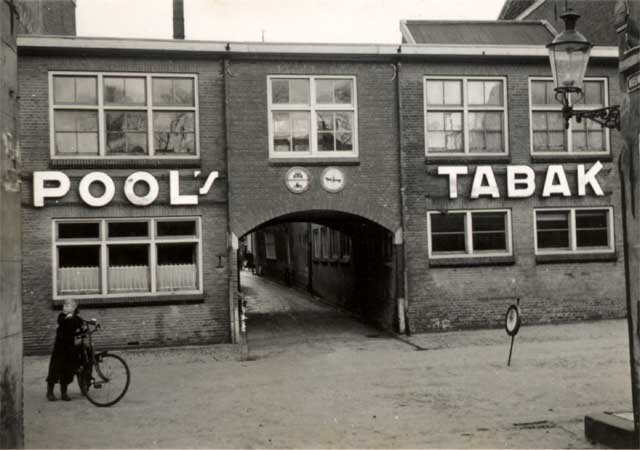 Pool's tabaksfabriek aan het Achterom. Ca. 1949