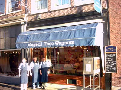 De huidige slager Theo Wognum met twee van zijn verkoopsters.