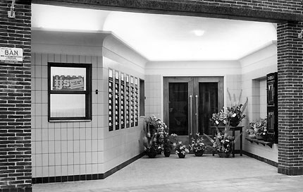 Bloemen bij de opening van de automatiek in 1957