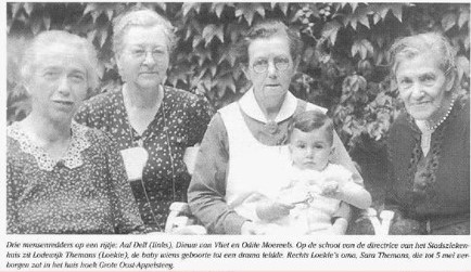 Baby Loeki en Aaf Dell, Dieuw van Vliet, zr. Moereels en zijn oma Sara Themans, 1945.