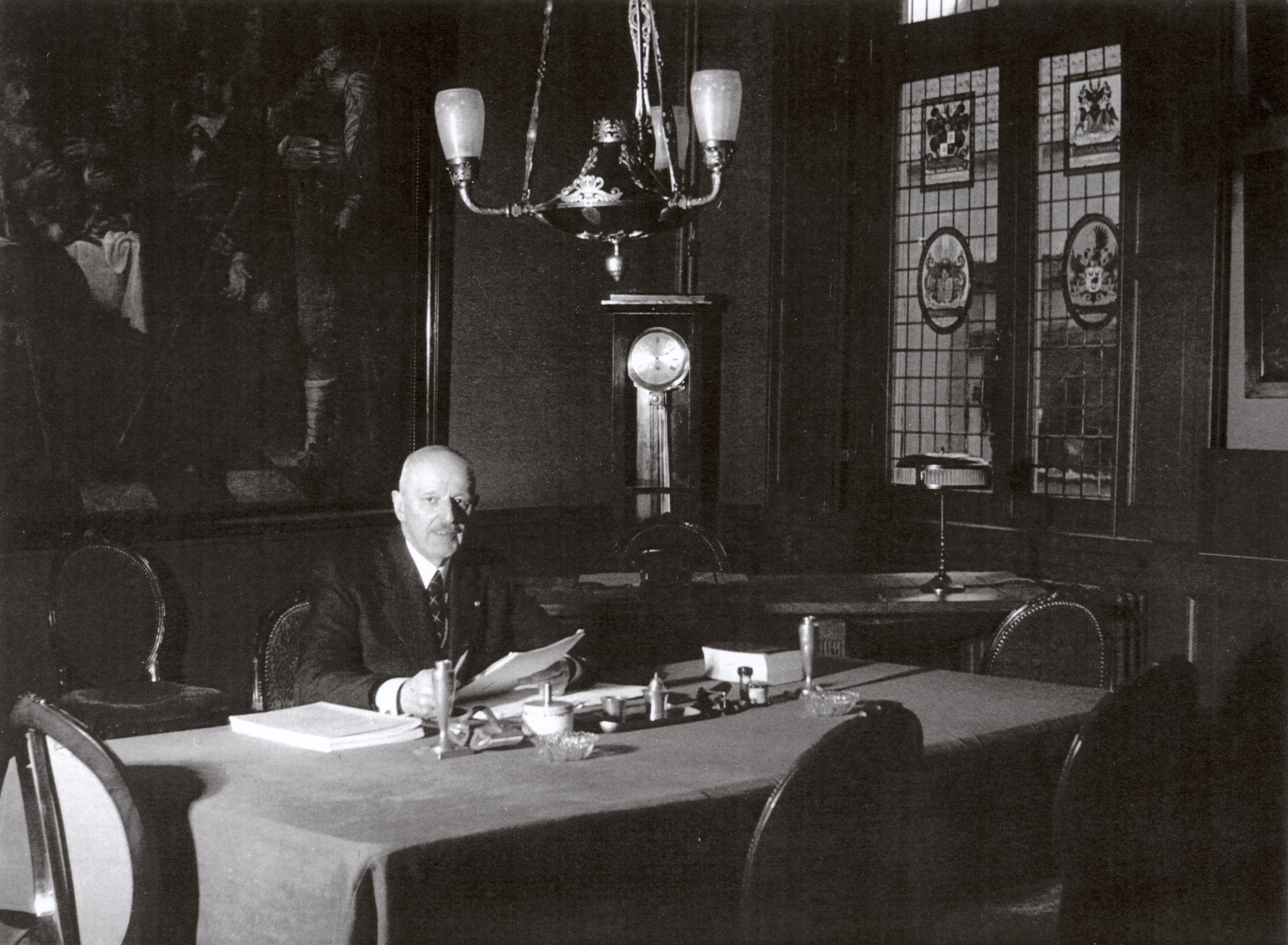 Leemhorst in 1948 in zijn werkkamer in het toenmalige stadhuis (Statenlogement)