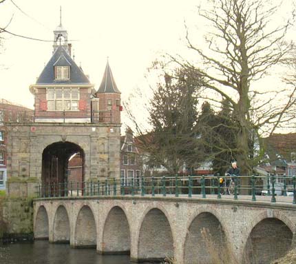 De poort vanaf landszijde met de 7-bogige stenen brug uit 1763.