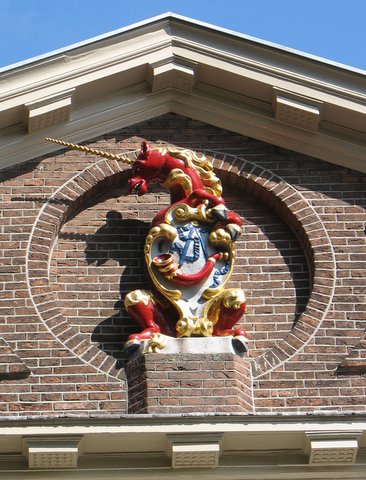 Wapenschild met eenhoorn van Hoorn in het tympaan van de zuidelijke gevel.