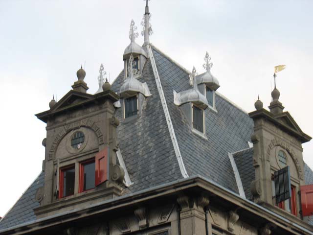 Aanzicht verdieping en dak vanaf Rode Steen/Grote Oost.
