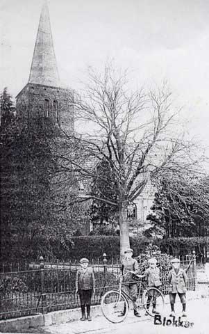 De Westerblokker t.h.v. aansluiting Unjerpad met Westerblokker met rechts de N.H. Kerk eind 19e eeuw.