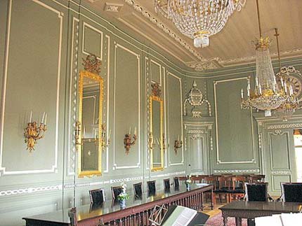 De vroegere verblijfs- en eetzaal, thans “Schepenenzaal” genoemd, in Lodewijk XVI inrichting