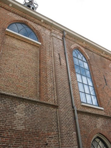 De lichte, enige steunbeer of pilaster aan de noordgevel op de scheiding van nonnengalerij en voorkerk