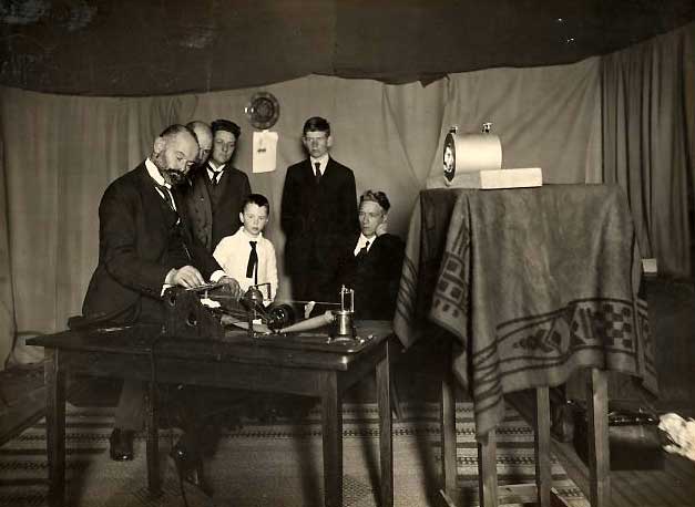 Naber tijdens radiouitzending 1924