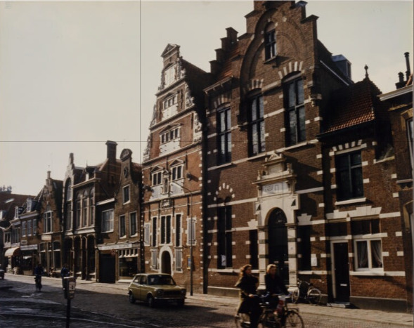 Voormalige Huishoudschool en tijdelijk onderkomen van het Gemeentelijk VGLO aan het Kerkplein, ca. 1980 (foto WFA)


