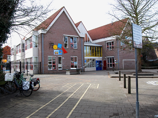 Het schoolgebouw aan de Gravenstraat, in de jaren 80 gebouwd voor OBS De Prinsenhof


