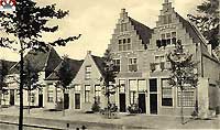 Zijn de twee huizen naast het Claas Stapels Hofje ouder dan 1682?